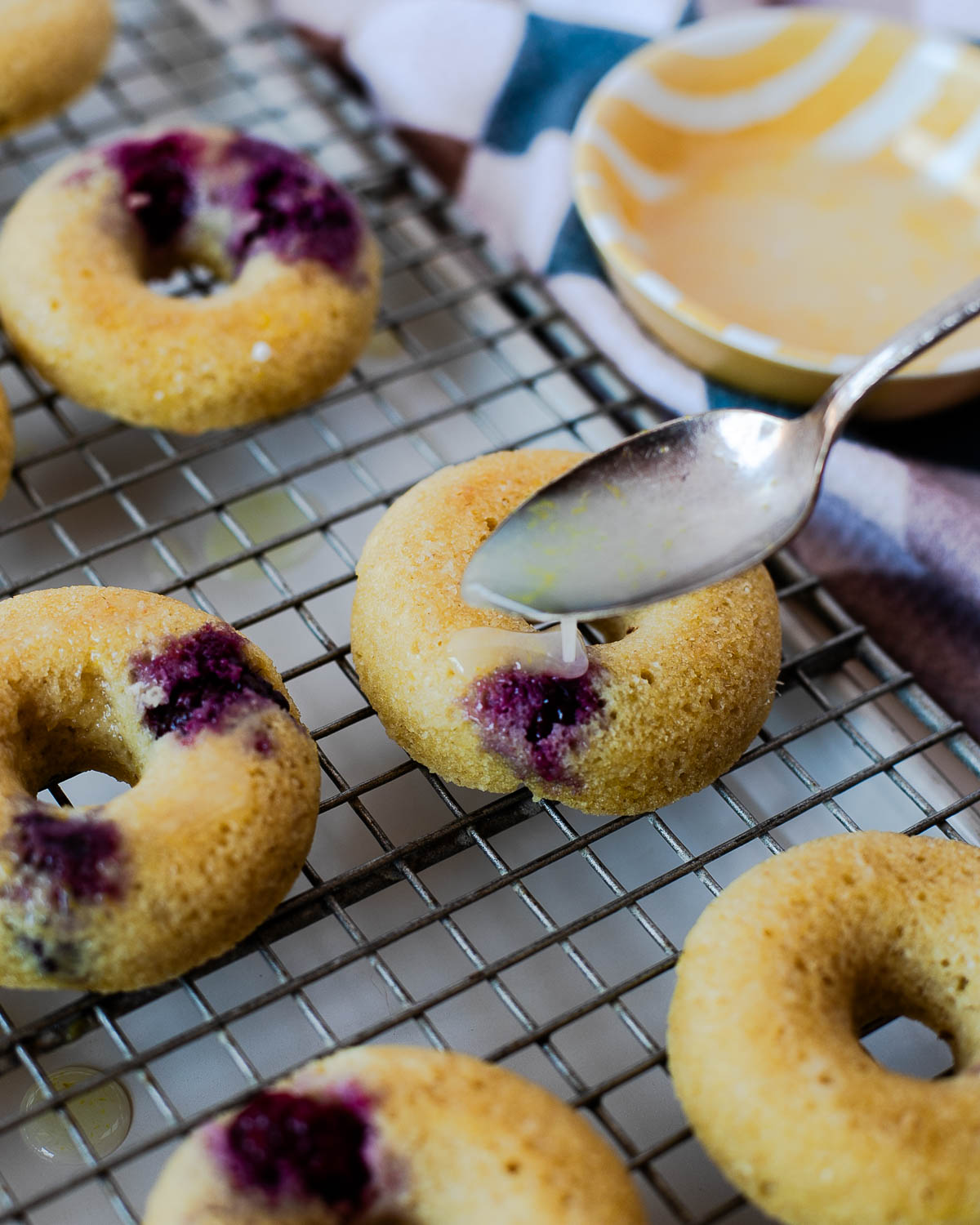 How to make blackberry cake donuts