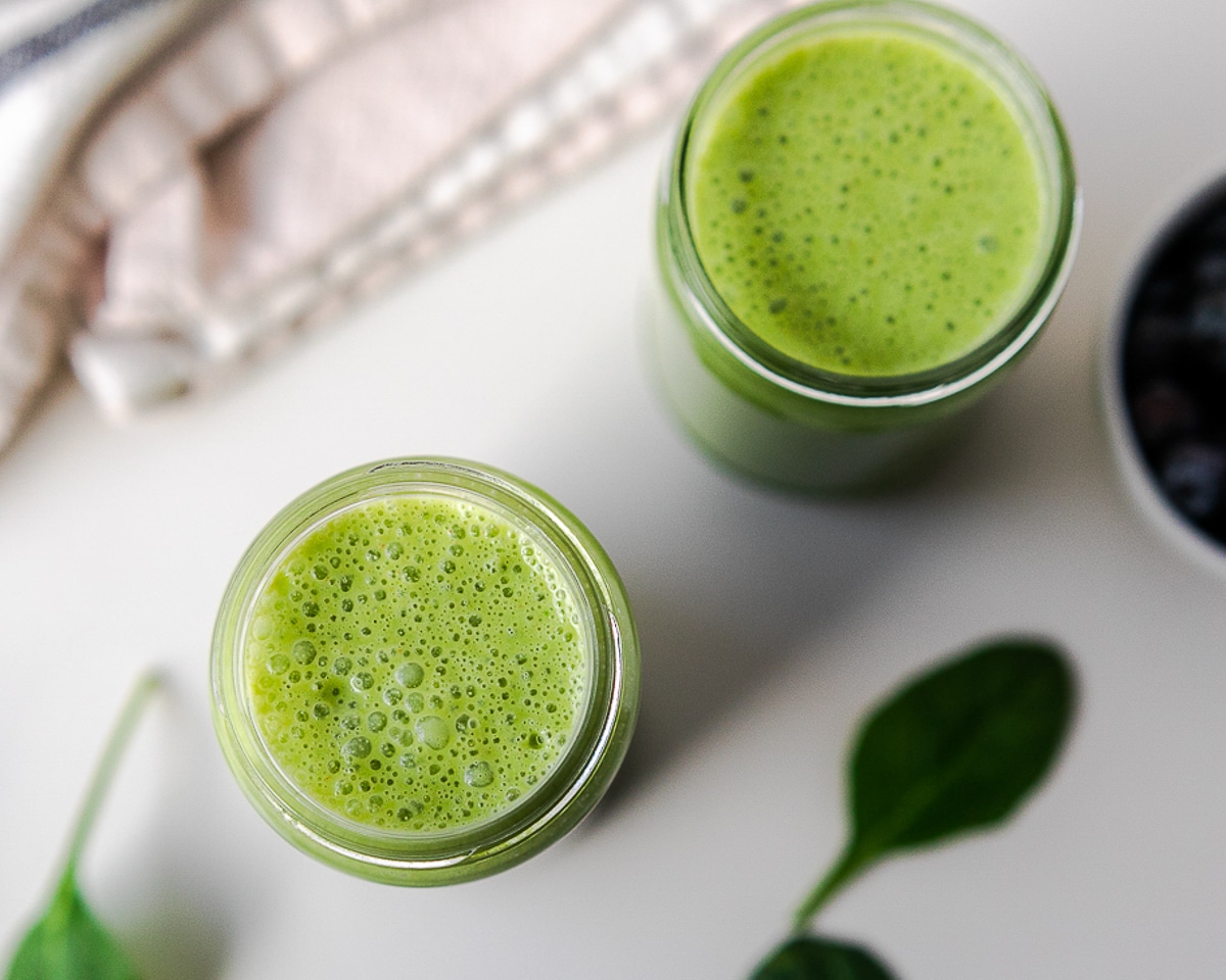 healthy spinach and banana smoothie