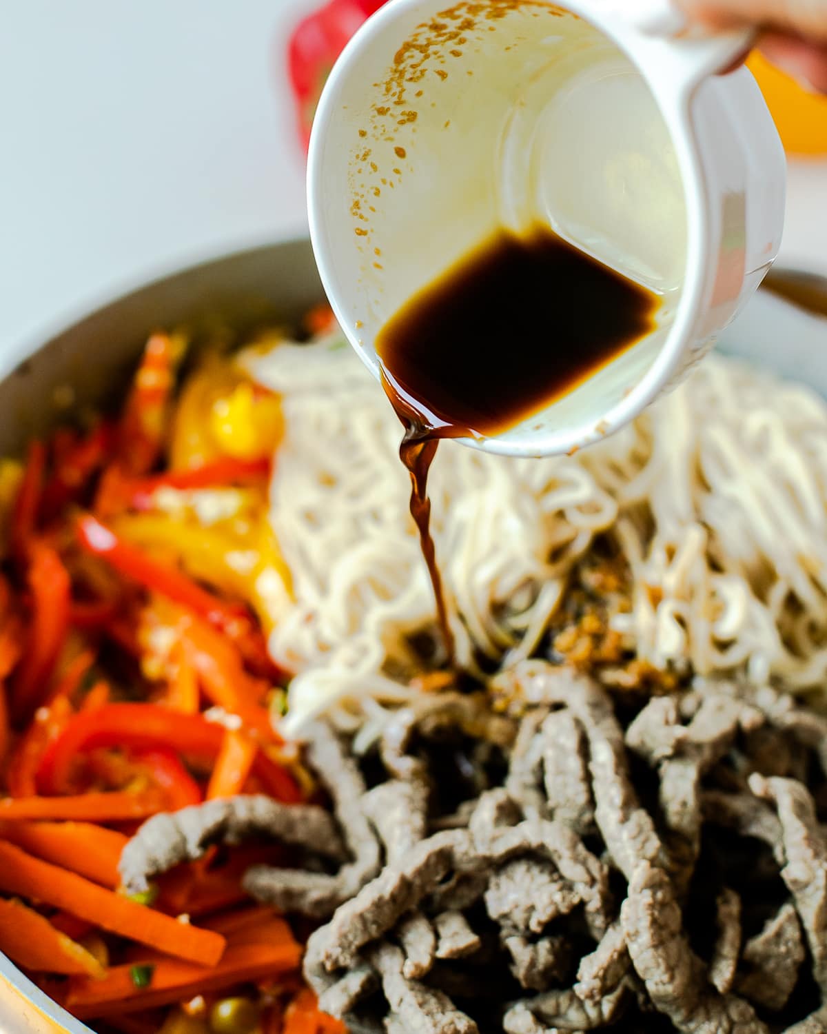 adding pad thai sauce