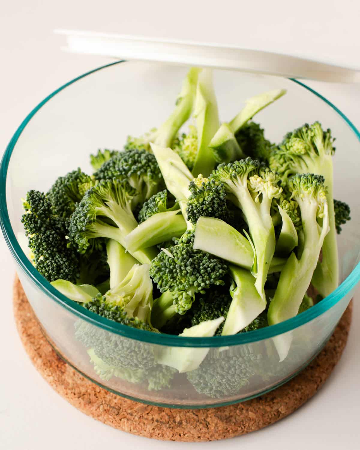 how to store fresh broccoli that is cut in a glass bowl